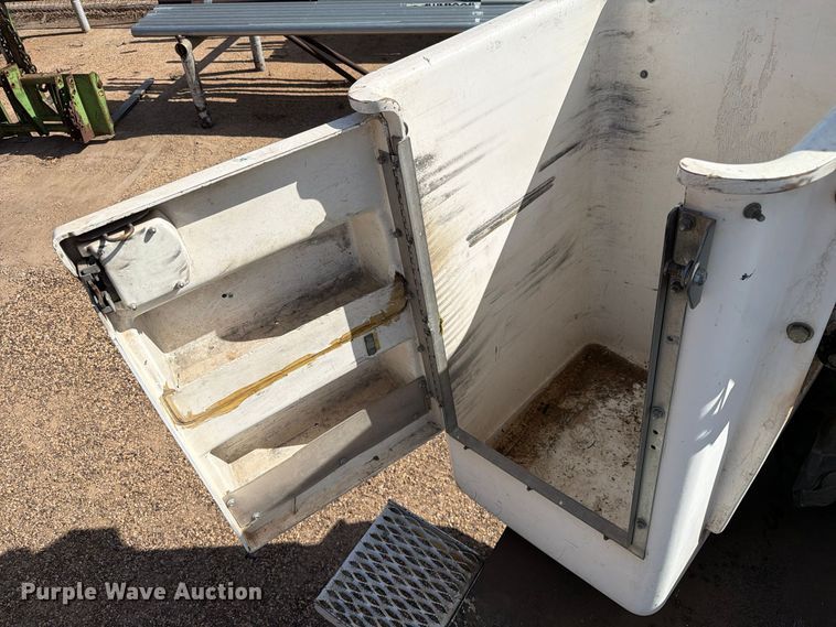 image for item FC0039 2008 Dodge Ram 5500HD bucket truck