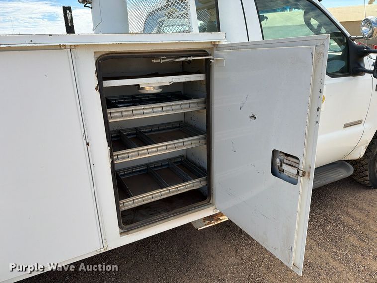 image for item FC0040 2004 Ford F550 Super Duty XL bucket truck