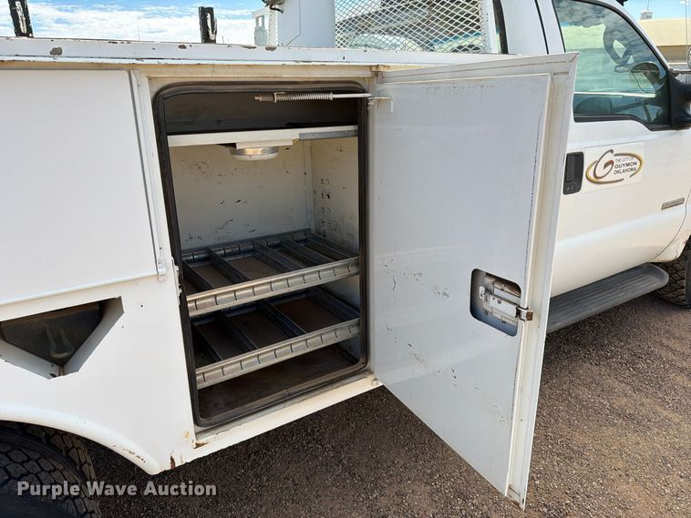 image for item FC0040 2004 Ford F550 Super Duty XL bucket truck