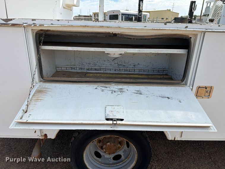 image for item FC0040 2004 Ford F550 Super Duty XL bucket truck