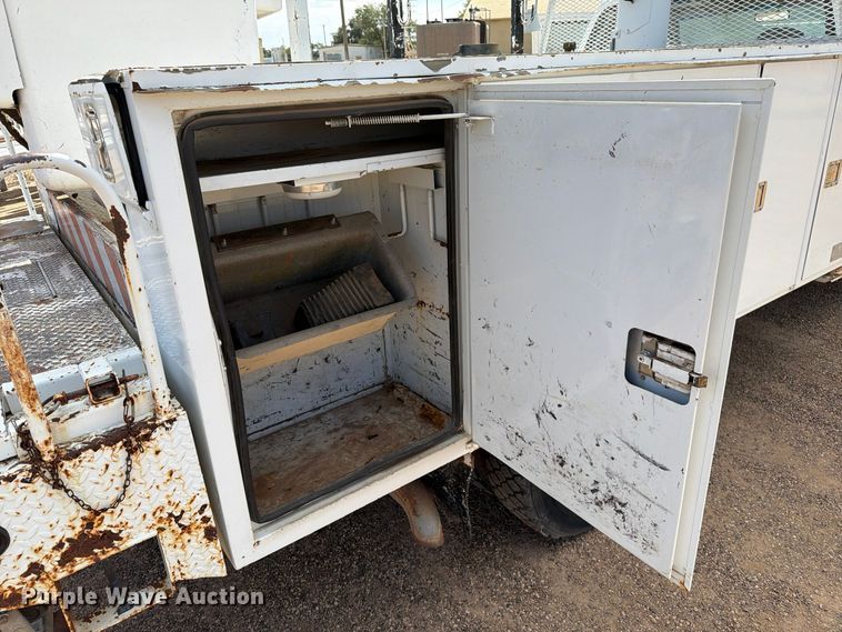 image for item FC0040 2004 Ford F550 Super Duty XL bucket truck