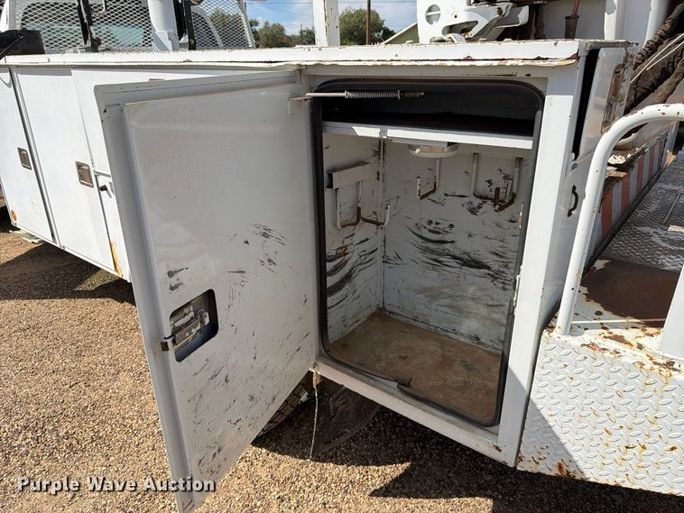 image for item FC0040 2004 Ford F550 Super Duty XL bucket truck