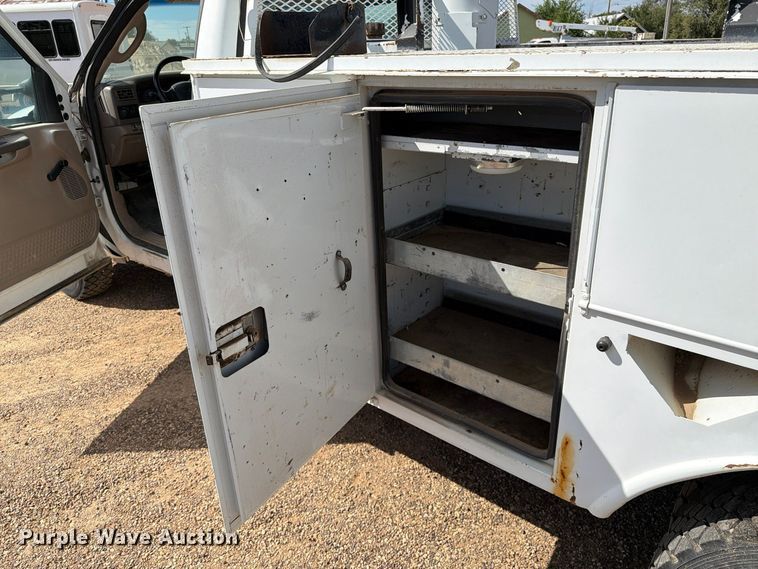 image for item FC0040 2004 Ford F550 Super Duty XL bucket truck
