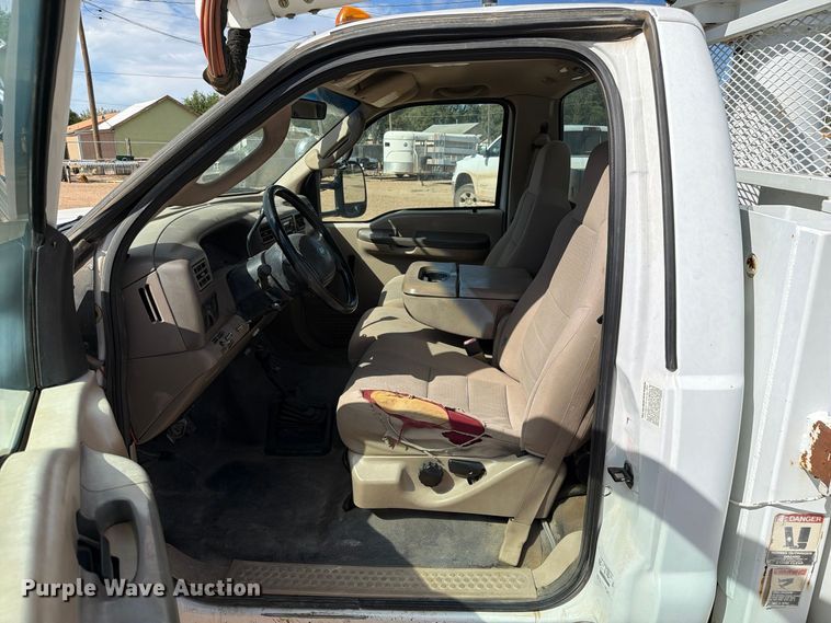 image for item FC0040 2004 Ford F550 Super Duty XL bucket truck