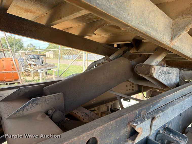 image for item FC0041 1996 Ford F800 dump truck