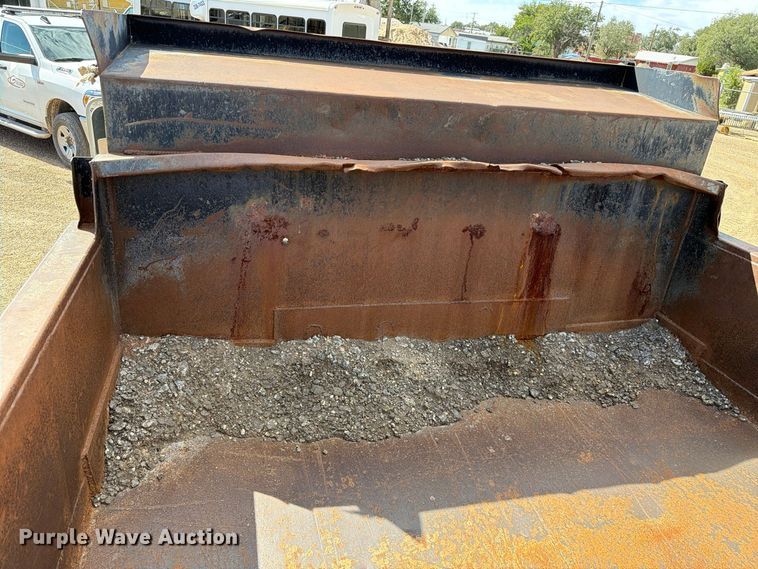 image for item FC0041 1996 Ford F800 dump truck