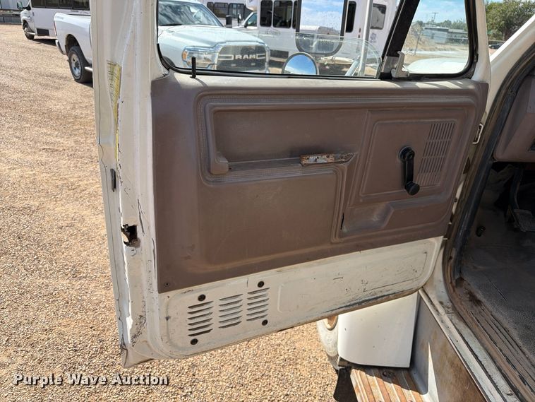image for item FC0041 1996 Ford F800 dump truck