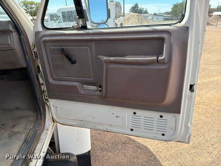 image for item FC0041 1996 Ford F800 dump truck