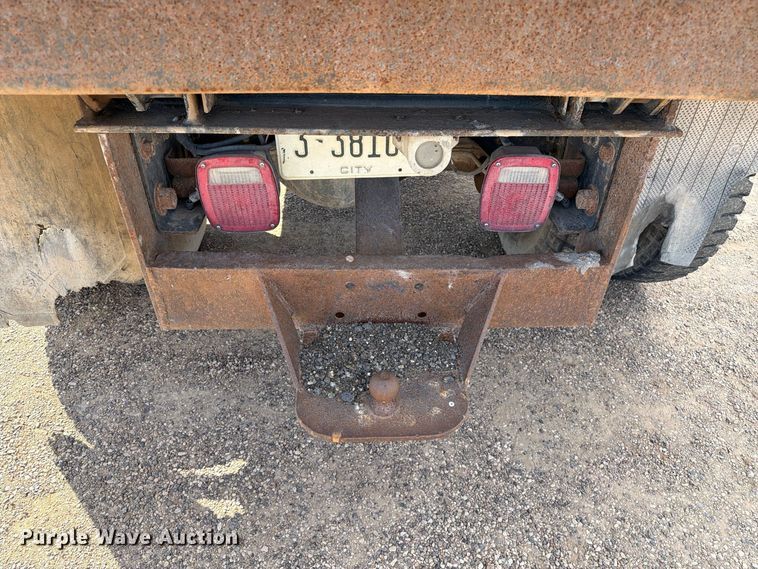 image for item FC0041 1996 Ford F800 dump truck