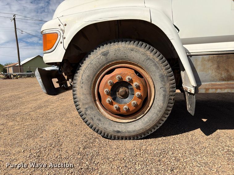 image for item FC0041 1996 Ford F800 dump truck