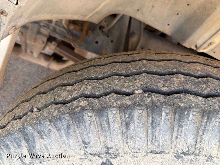 image for item FC0041 1996 Ford F800 dump truck