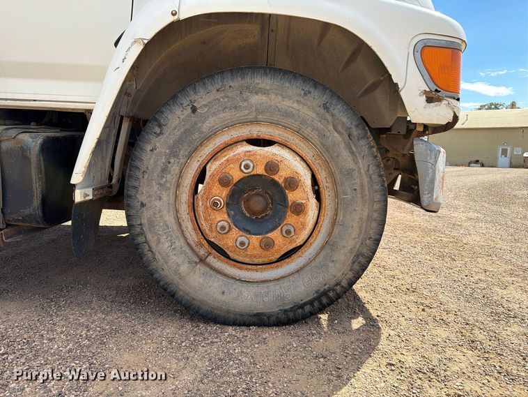 image for item FC0041 1996 Ford F800 dump truck