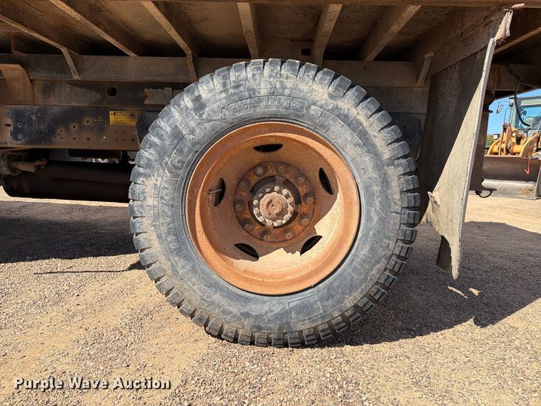 image for item FC0041 1996 Ford F800 dump truck