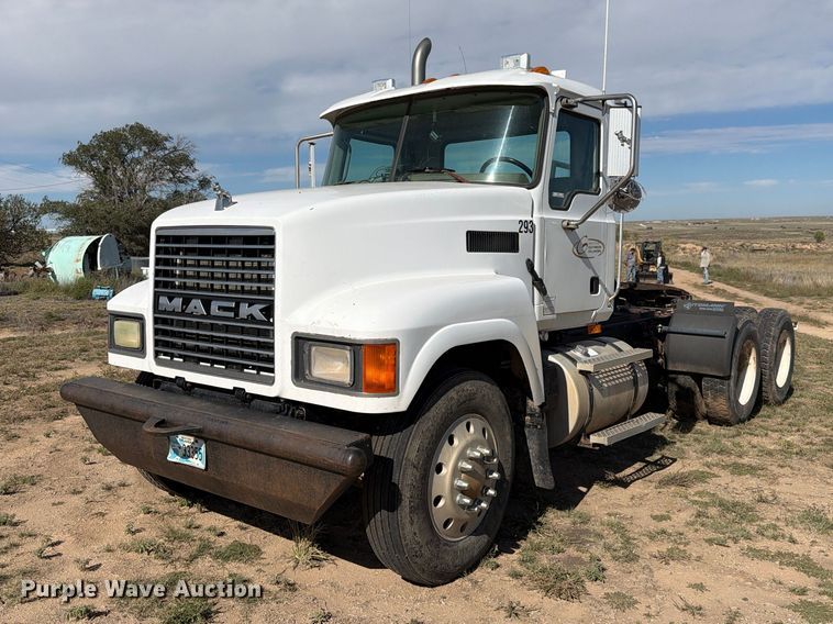 image for item FC0044 2006 Mack CHN613 semi truck