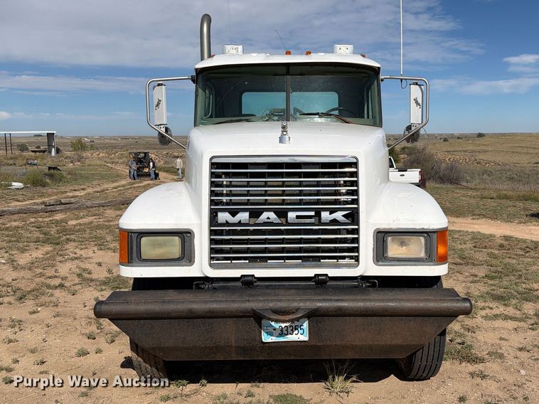 image for item FC0044 2006 Mack CHN613 semi truck