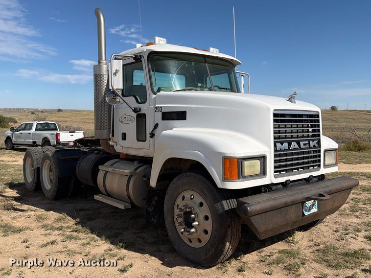 image for item FC0044 2006 Mack CHN613 semi truck