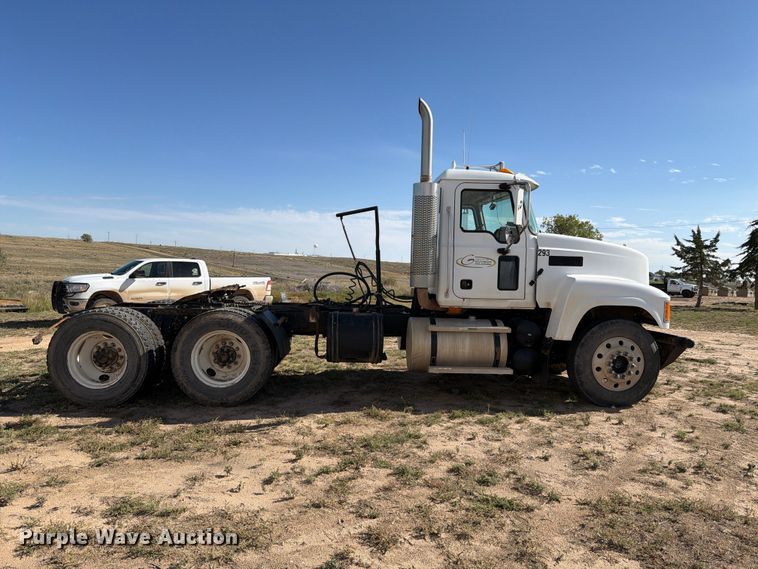 image for item FC0044 2006 Mack CHN613 semi truck
