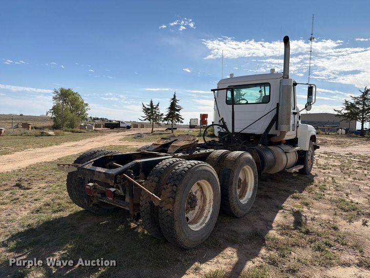 image for item FC0044 2006 Mack CHN613 semi truck