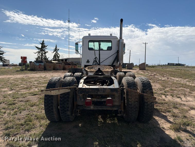 image for item FC0044 2006 Mack CHN613 semi truck