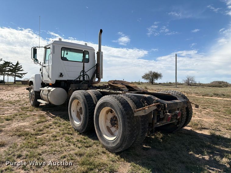 image for item FC0044 2006 Mack CHN613 semi truck