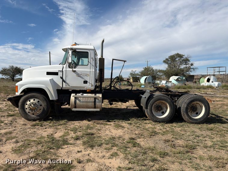image for item FC0044 2006 Mack CHN613 semi truck