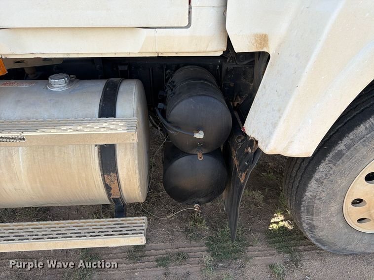 image for item FC0044 2006 Mack CHN613 semi truck
