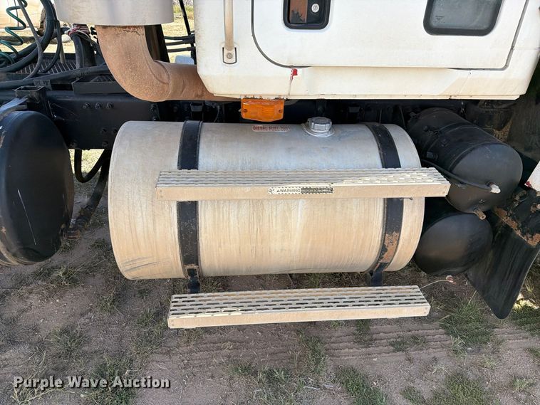 image for item FC0044 2006 Mack CHN613 semi truck