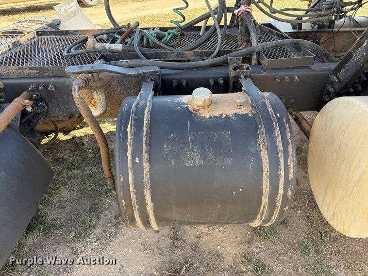 image for item FC0044 2006 Mack CHN613 semi truck