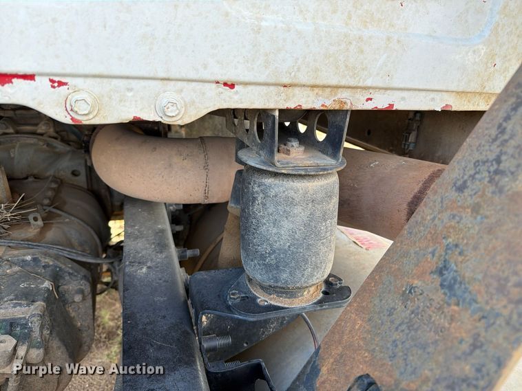 image for item FC0044 2006 Mack CHN613 semi truck