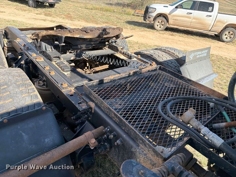 image for item FC0044 2006 Mack CHN613 semi truck