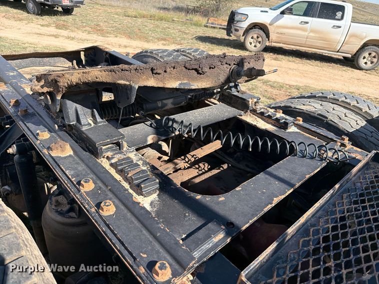 image for item FC0044 2006 Mack CHN613 semi truck