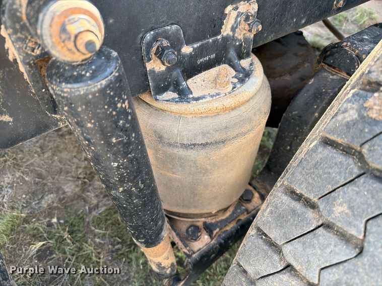 image for item FC0044 2006 Mack CHN613 semi truck