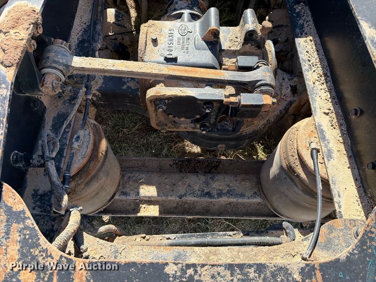 image for item FC0044 2006 Mack CHN613 semi truck