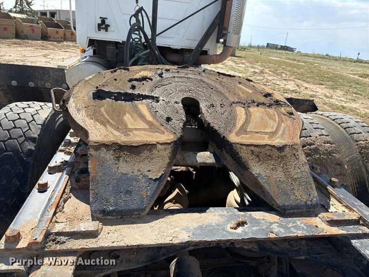 image for item FC0044 2006 Mack CHN613 semi truck