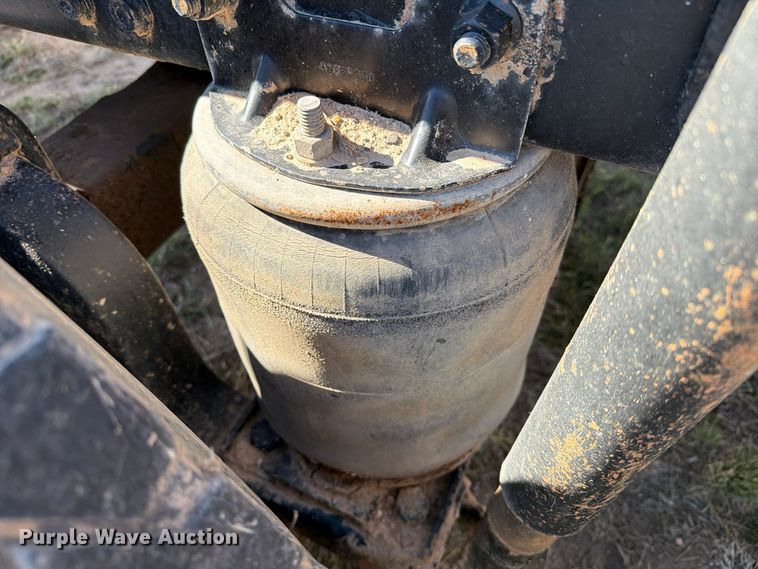 image for item FC0044 2006 Mack CHN613 semi truck
