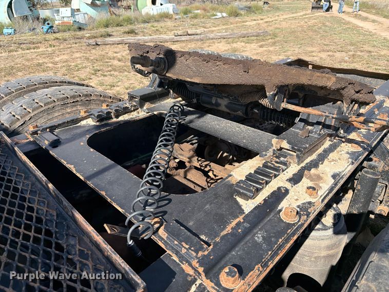 image for item FC0044 2006 Mack CHN613 semi truck