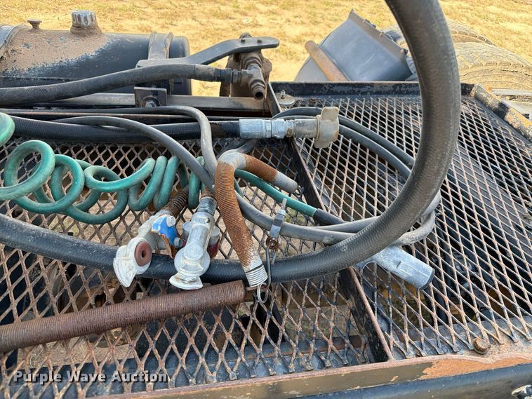 image for item FC0044 2006 Mack CHN613 semi truck