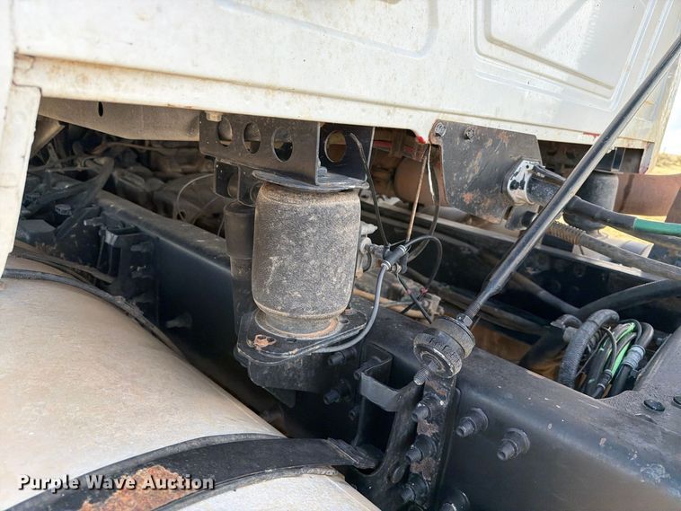 image for item FC0044 2006 Mack CHN613 semi truck