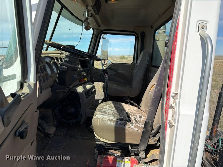 image for item FC0044 2006 Mack CHN613 semi truck