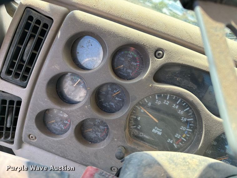 image for item FC0044 2006 Mack CHN613 semi truck