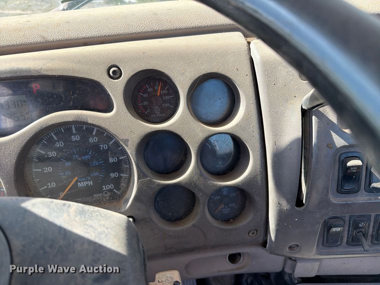 image for item FC0044 2006 Mack CHN613 semi truck