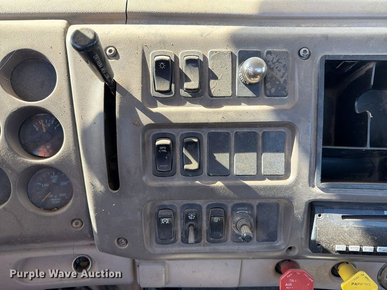 image for item FC0044 2006 Mack CHN613 semi truck