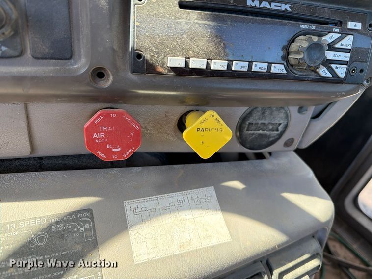 image for item FC0044 2006 Mack CHN613 semi truck