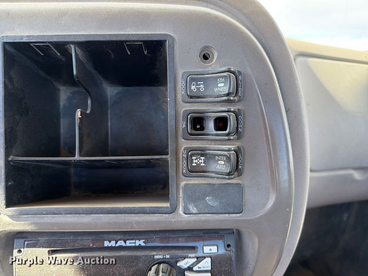 image for item FC0044 2006 Mack CHN613 semi truck