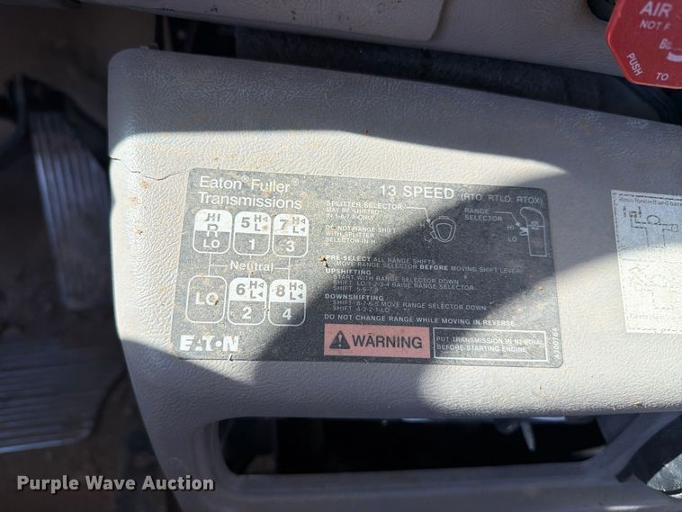 image for item FC0044 2006 Mack CHN613 semi truck