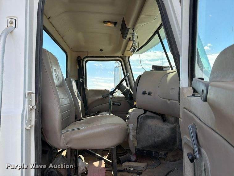 image for item FC0044 2006 Mack CHN613 semi truck