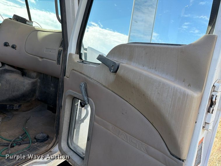 image for item FC0044 2006 Mack CHN613 semi truck