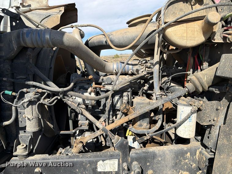 image for item FC0044 2006 Mack CHN613 semi truck