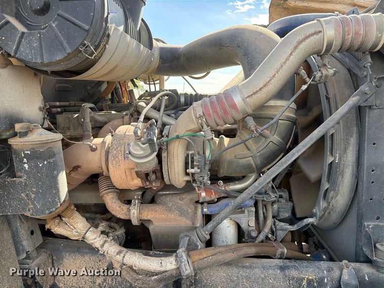 image for item FC0044 2006 Mack CHN613 semi truck