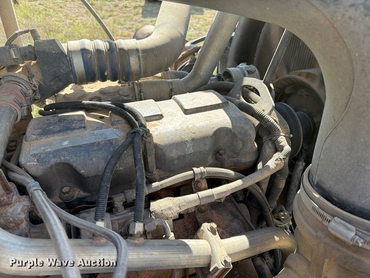 image for item FC0044 2006 Mack CHN613 semi truck
